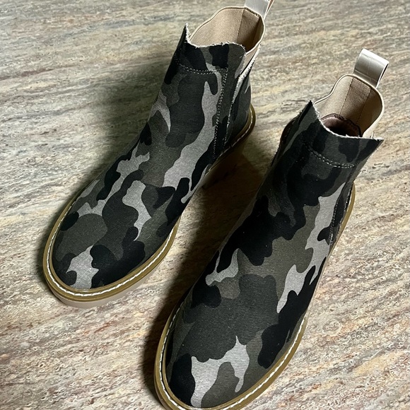 NWOB Nicole Miller Camo ankle boots - Picture 3 of 16